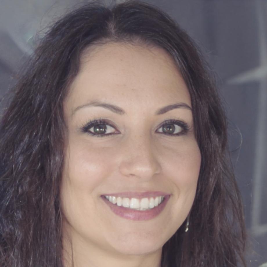 Retrato profesional de instructora especialista en finanzas